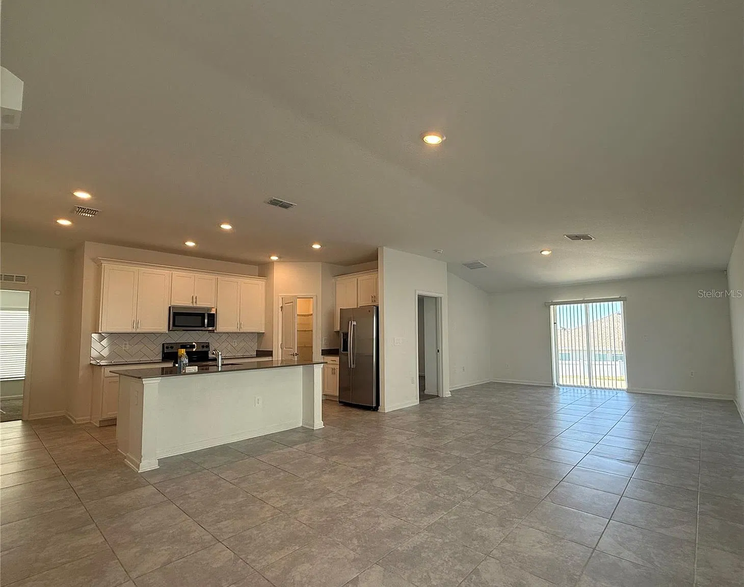 4 bed, 2.0 bath, 1841 sqft, $2,550 — Photo 2