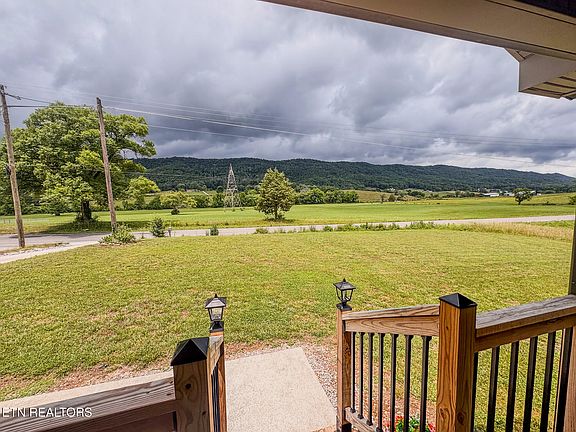 4th image of 3988 Dutch Valley Rd