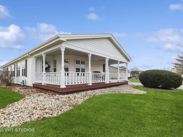 3 Surrey Ct, Grayslake, IL 60030