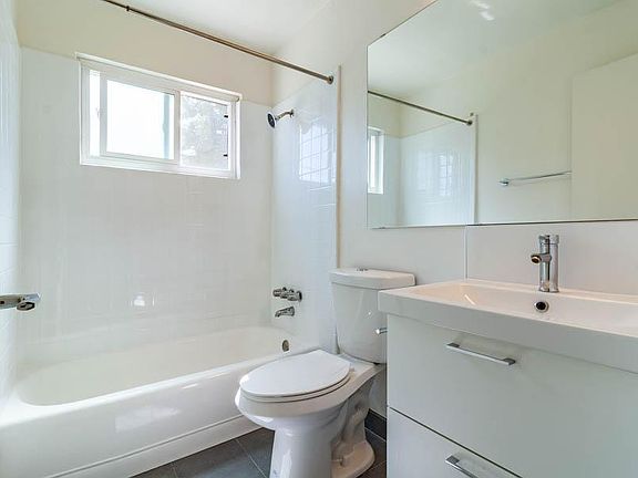 4th image of 2144 Royal Dr APT 7