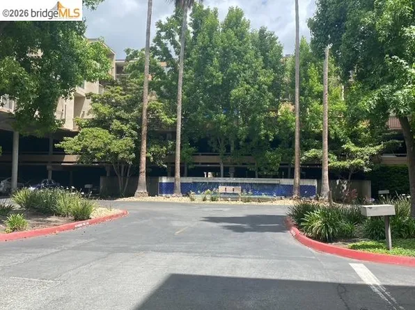 360 N Civic Dr APT 411, Walnut Creek, CA 94596