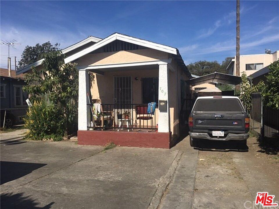 1st image of 707 W 61st St