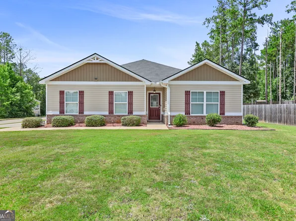 141 N Meadows Ridge Dr, Grantville, GA 30220