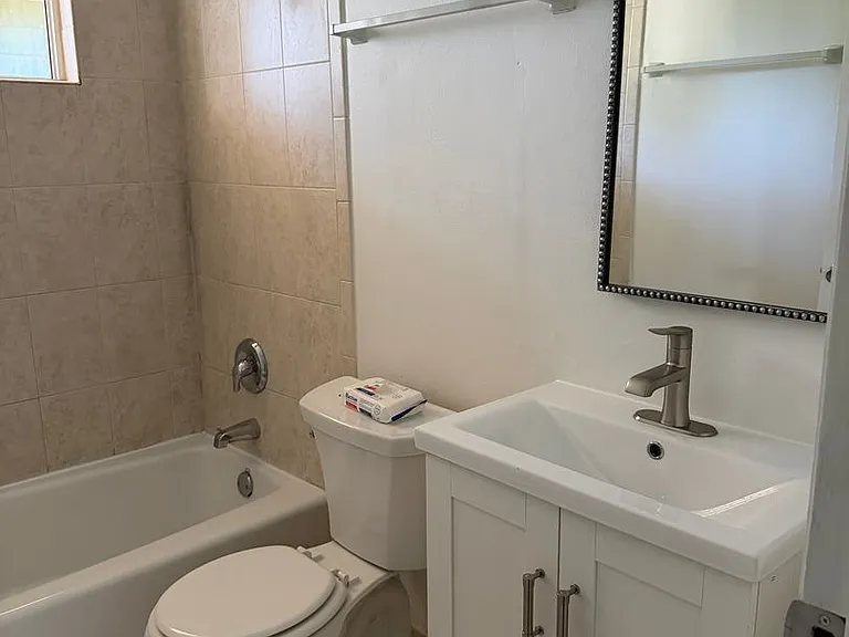 2705 N Oakland Ave — Photo 4