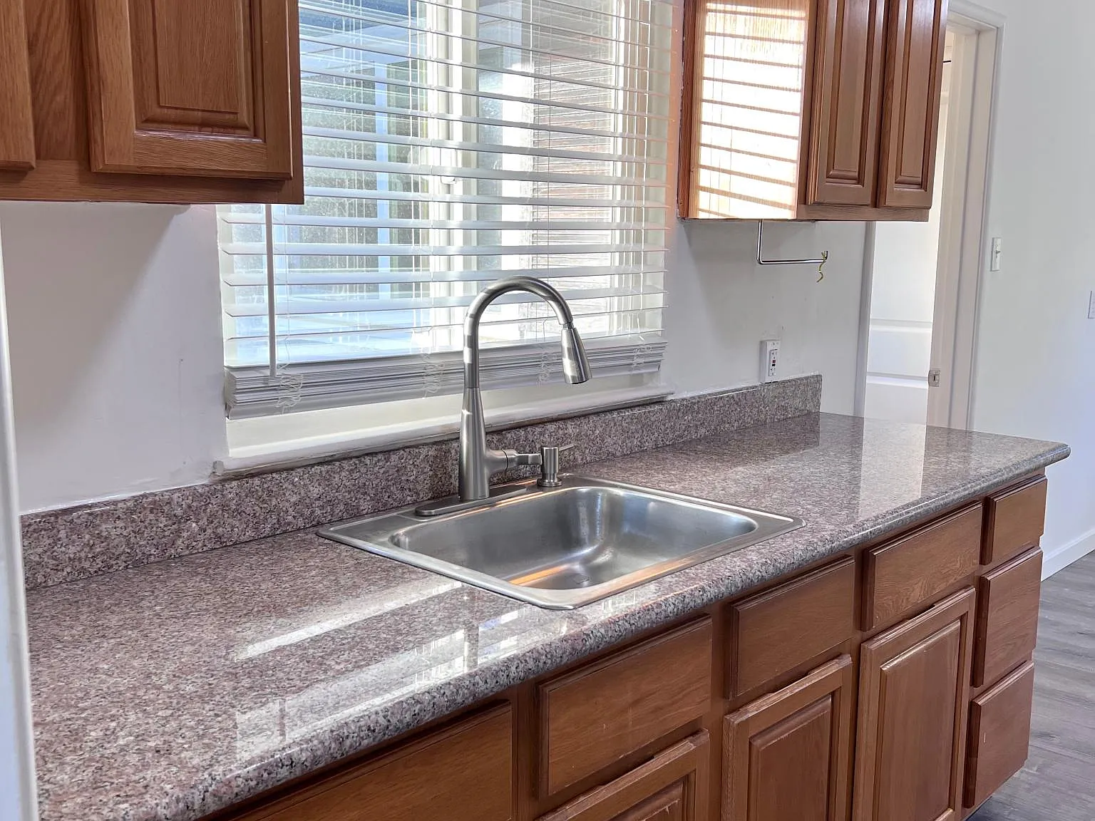 3 bed, 1.5 bath, 1260 sqft, $4,495 — Photo 3