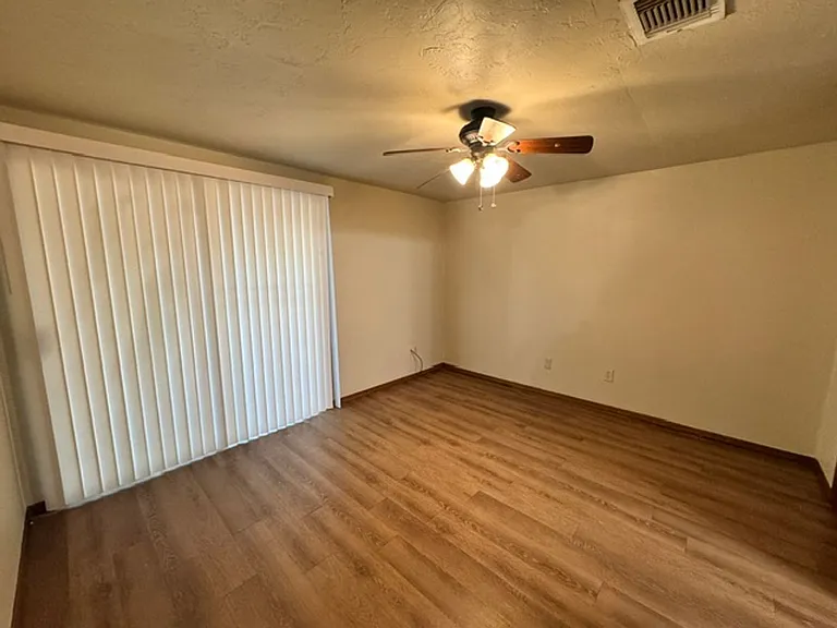 8606 S Drexel Pl — Photo 3