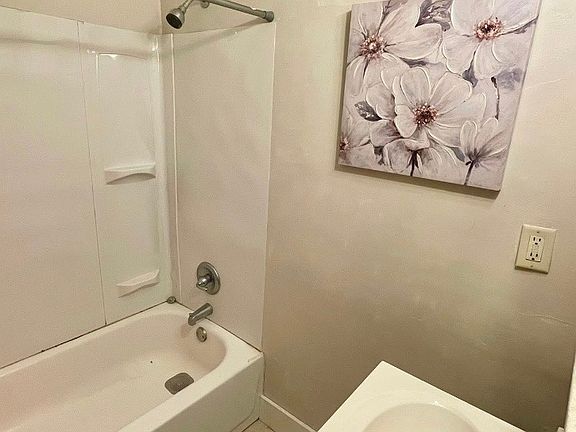 5th image of 10009 Lamont Ave #9