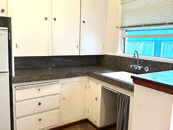 3rd image of 3618 Woodland Park Ave N APT 1