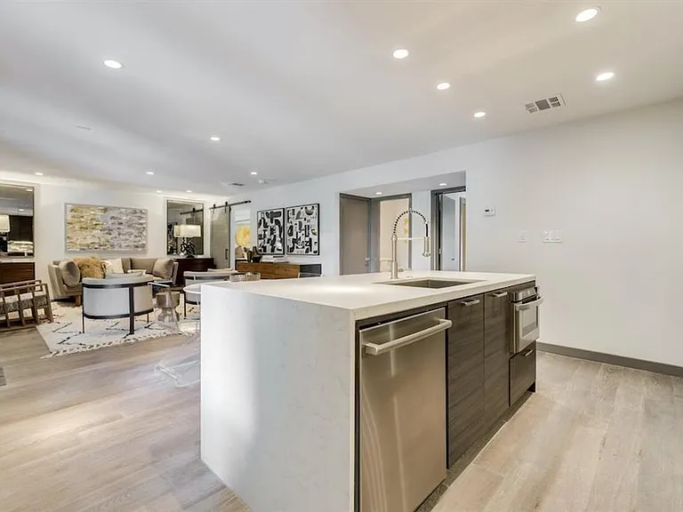 1410 Hyde Park Blvd #101 — Photo 12