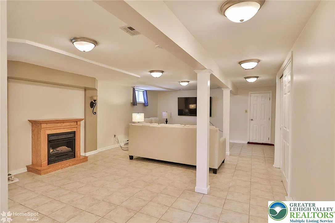 3 bed, 700 sqft, $1,900 — Photo 3
