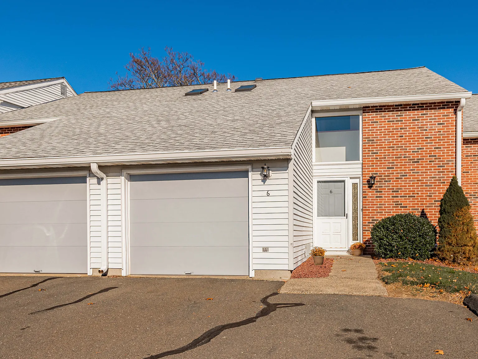 2 bed, 1.5 bath, 1290 sqft, $2,400 — Photo 2