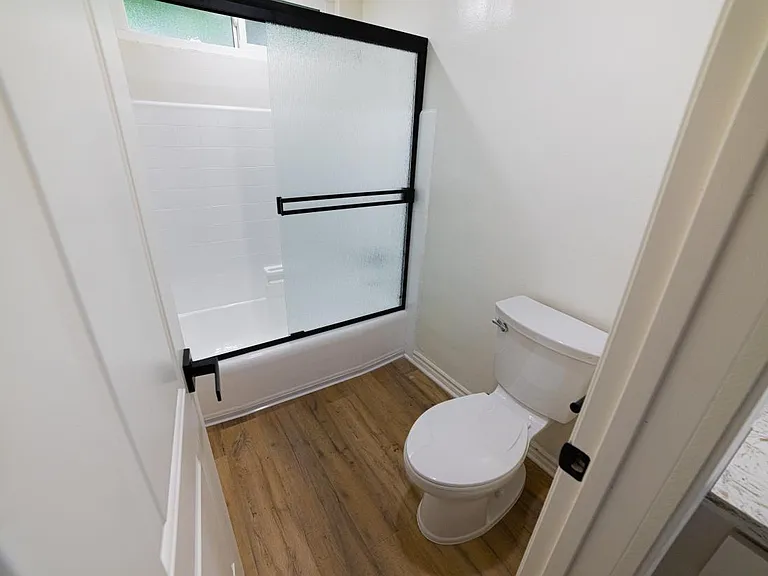 Stratford Apartments — Photo 12
