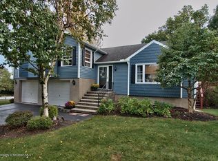 17 Oakwood Dr, Scranton, PA 18504