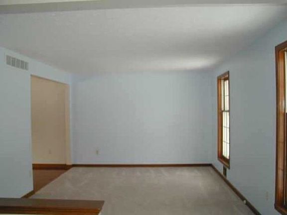 3rd image of 16 Maplegrove Dr