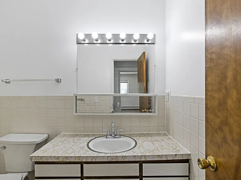 210 S Monroe St — Photo 16