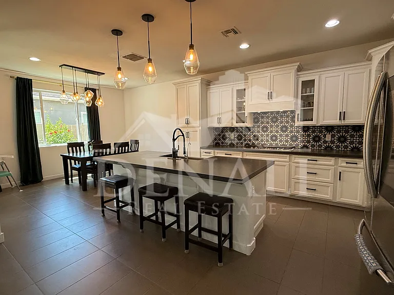 1729 W Myrna Ln — Photo 6