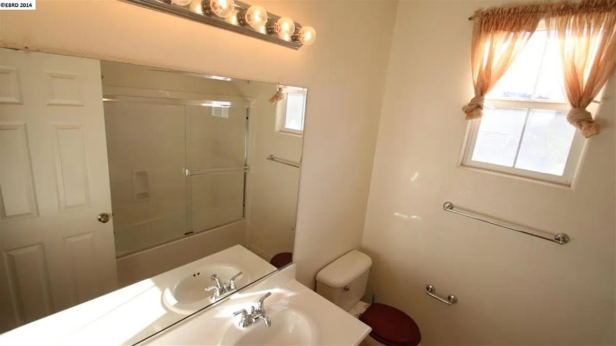 518 Mahogany Lane — Photo 2
