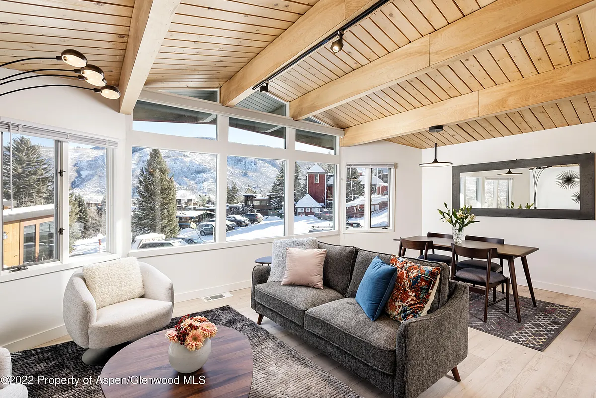 Building Photo - 809 S Aspen St #2