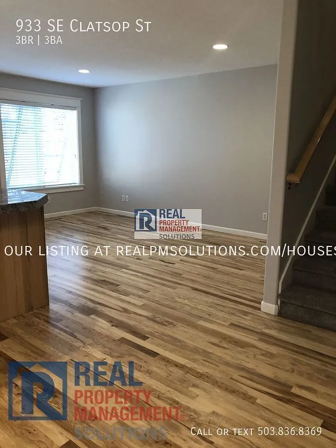 Updated and Charming Townhome Available in Sellwood — Photo 4