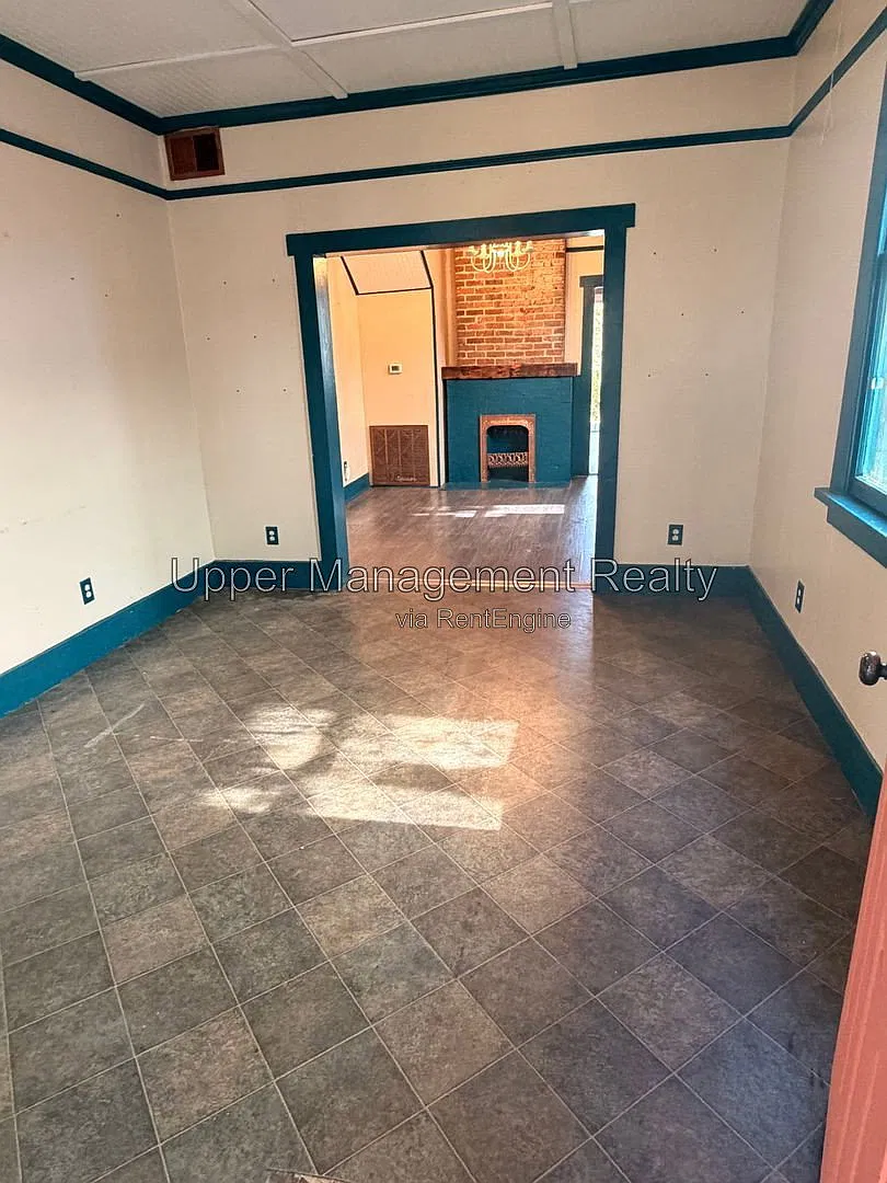 3 bed, 1.0 bath, 1200 sqft, $1,900 — Photo 3