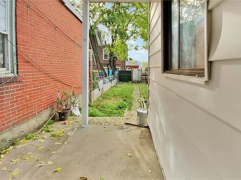 446 W Allen St — Photo 14