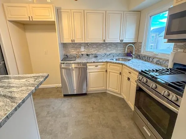 223 Day Avenue image 9 of 30