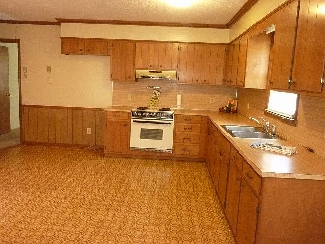 2nd image of 821 Brown St