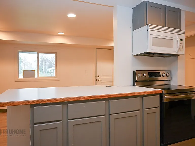 315 Summit Ave Tri-Plex — Photo 5