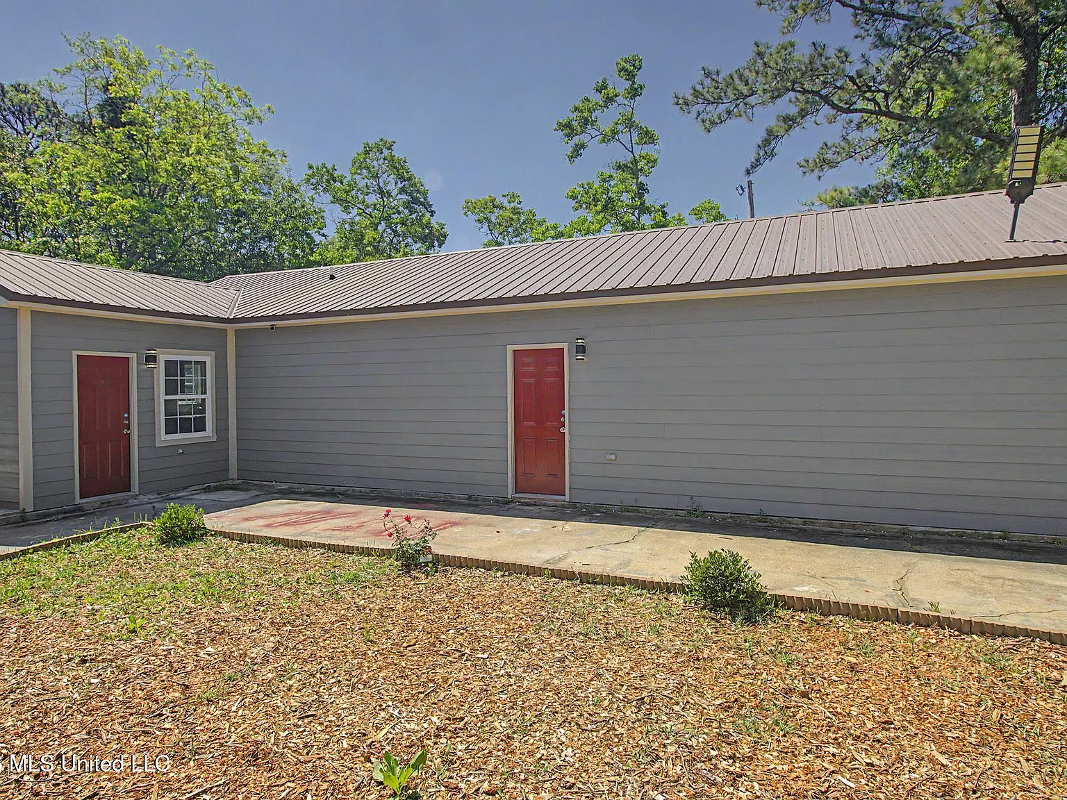 3 bed, 1.0 bath, 900 sqft, $1,550 — Photo 1