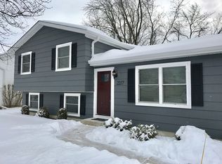 2217 Countryside Ln, Lindenhurst, IL 60046