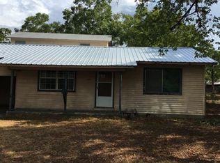 927 E Crockett St, Luling, TX 78648