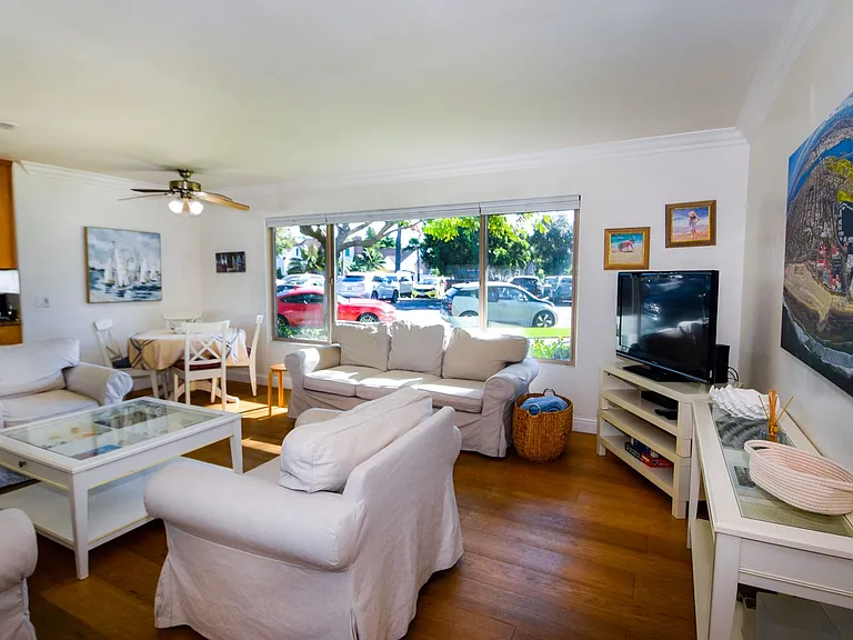 1052 Isabella Ave #A — Photo 2