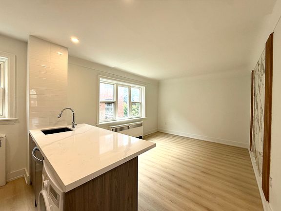 3rd image of 1024 King St E