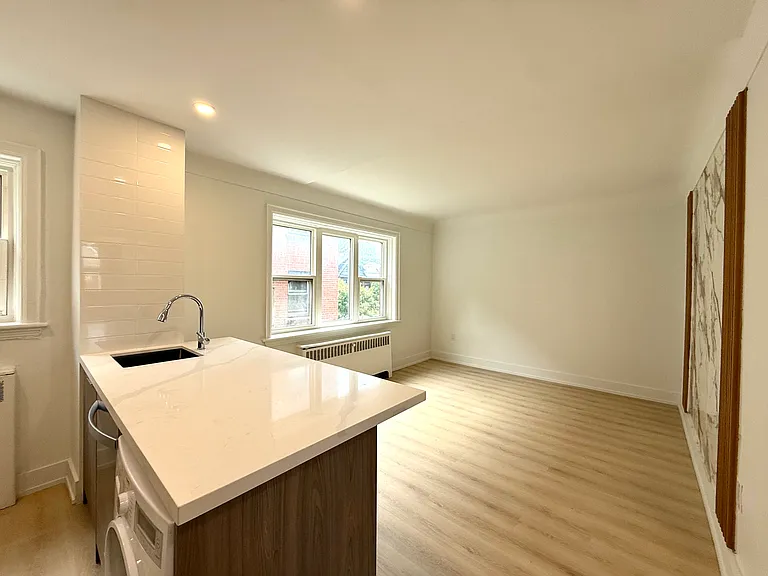 1024 King St E — Photo 3