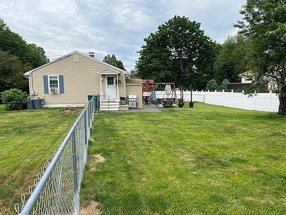 5th image of 822 Shea St