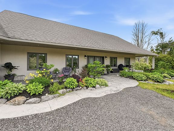 3rd image of 1646 Harriet Ln