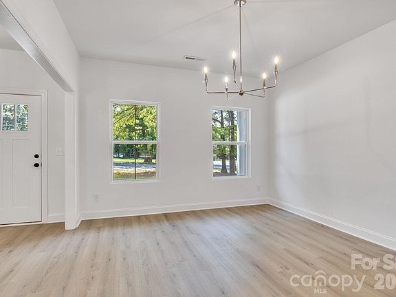 4th image of 201 Henderson Cir