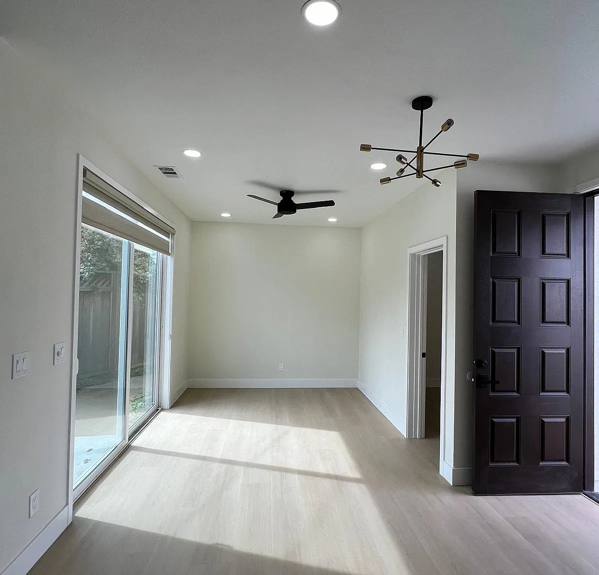3 bed, 841 sqft, $3,400 — Photo 4