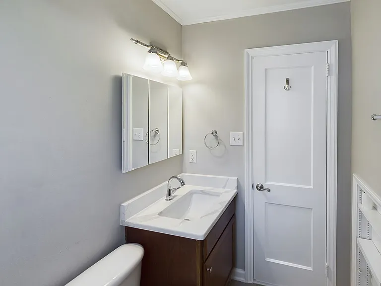 2363 Bernard St — Photo 15