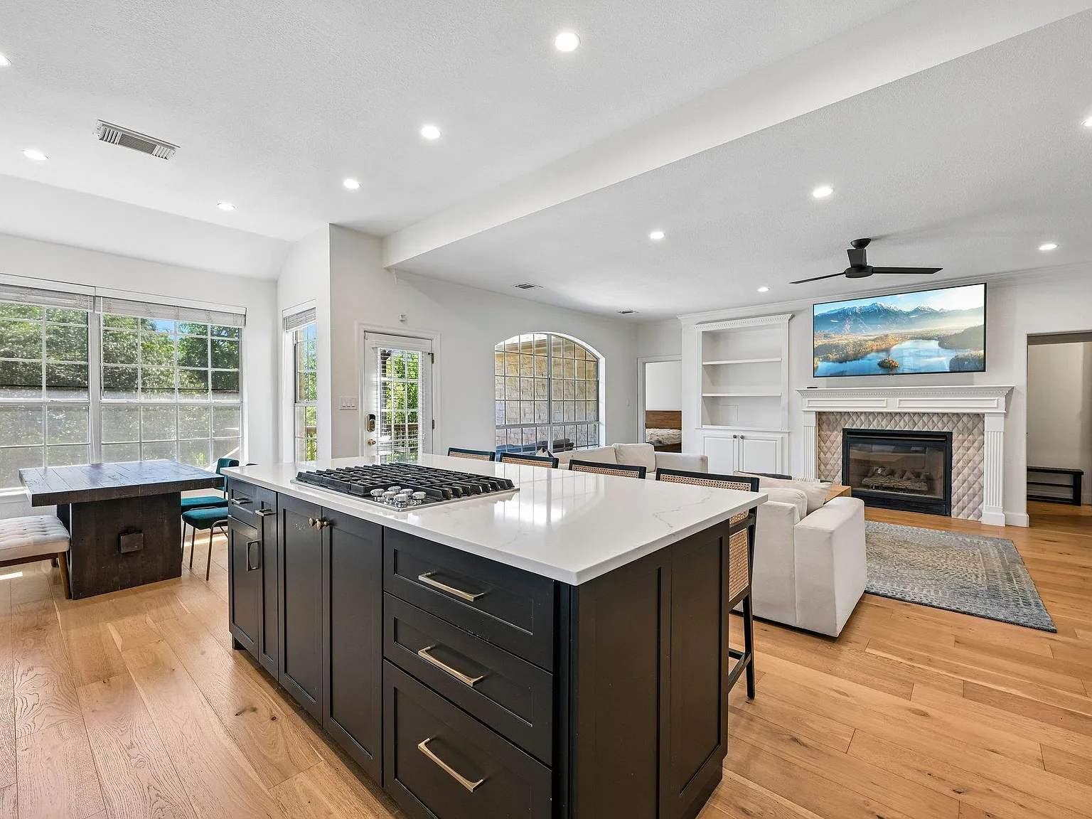 4 bed, 3.0 bath, 3137 sqft, $5,000 — Photo 2