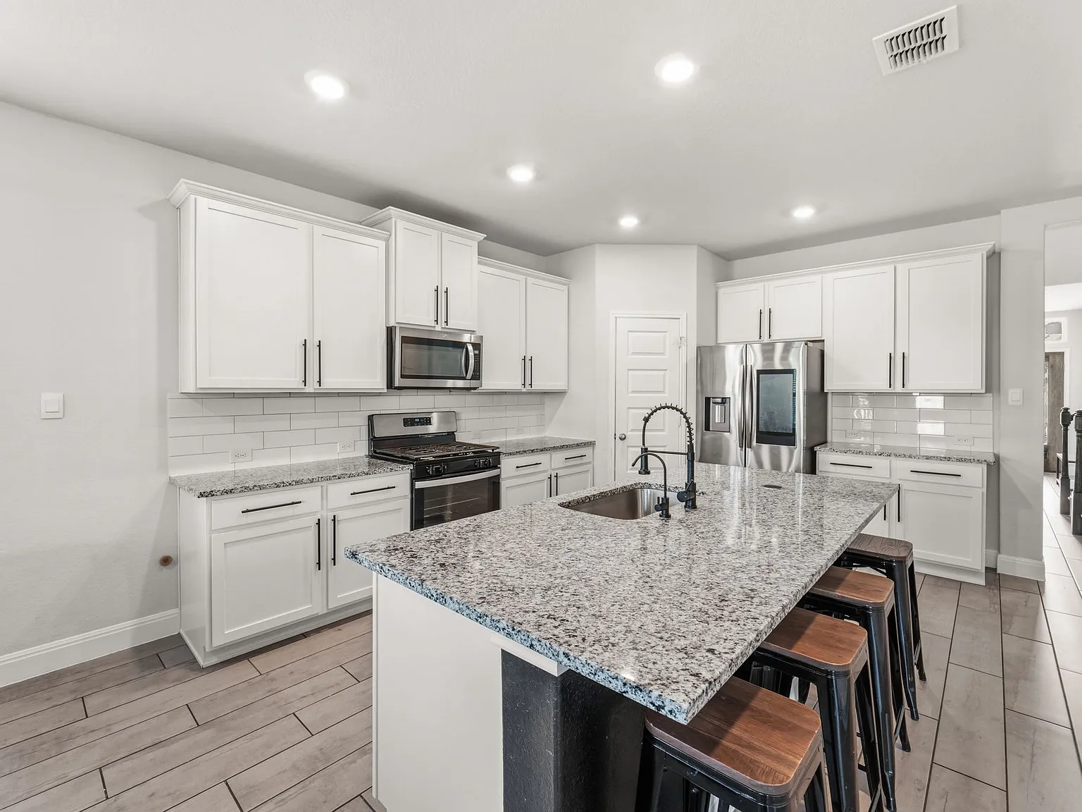 4 bed, 3.5 bath, 3286 sqft, $3,500 — Photo 4