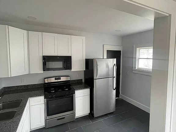 2nd image of 998 Woodbourne Dr SW Unit B
