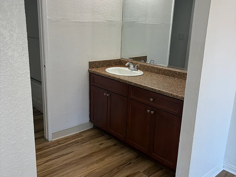 1905 E Grand Ave #10 — Photo 10