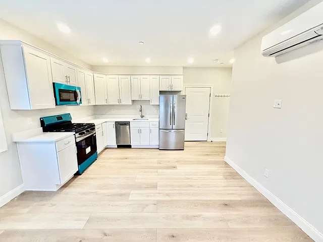 1 bed, 9999 sqft, $2,200 — Photo 2