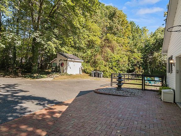 5th image of 60 Windermere Dr