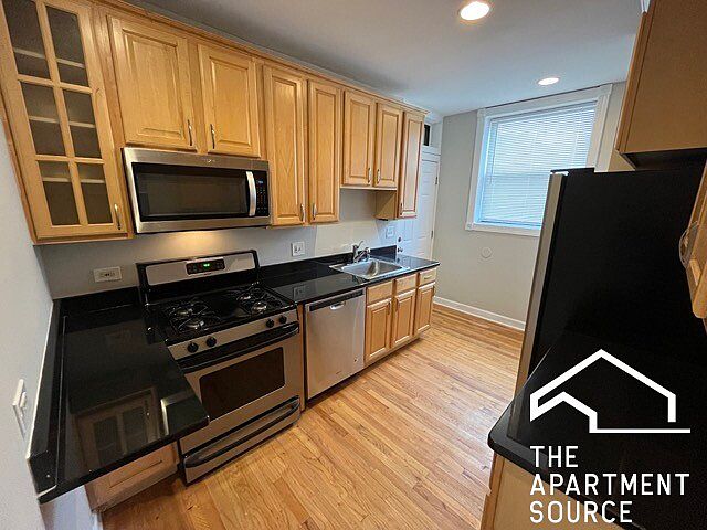 1st image of 6422 N Leavitt St #2W