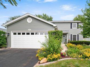 305 N Sycamore Ln, North Aurora, IL 60542