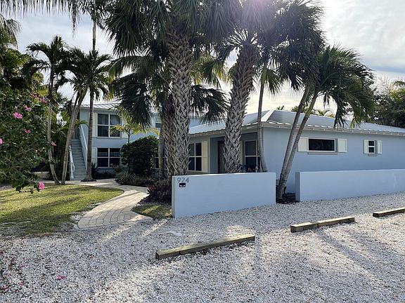 2nd image of 924 Coquina Ln Unit 4