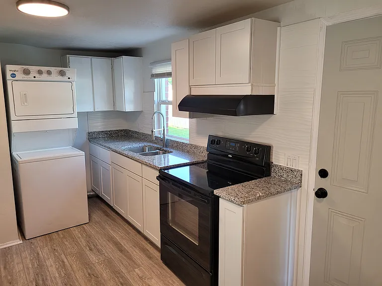 3501 Commerce St #10 — Photo 8