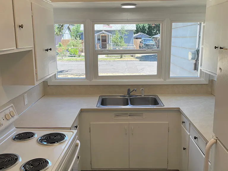 555 16th St SE — Photo 3